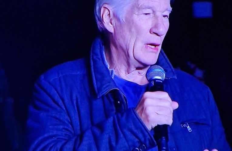 Richard Gere inaugura la Navidad en Murcia con el encendido del Gran Árbol en la Plaza Circular.