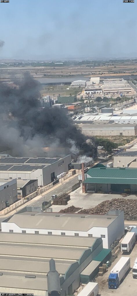 Los bomberos trabajan sin descanso para controlar un devastador incendio en una nave industrial en Alhama de Murcia
