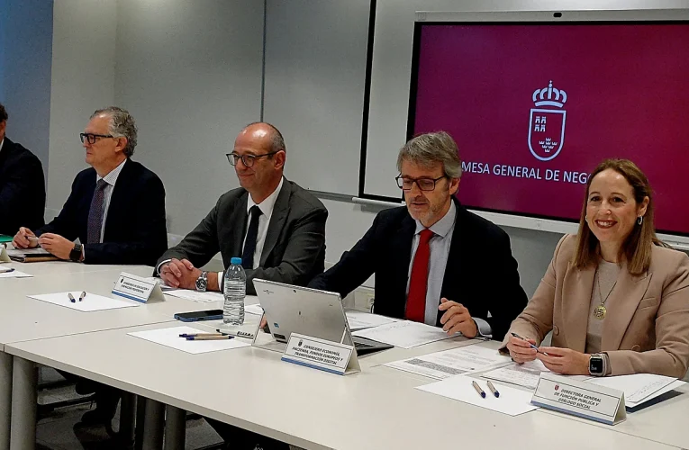 Murcia aprueba la mayor oferta de empleo público de su historia: 2.817 plazas para Salud, Educación y Administración en 2025